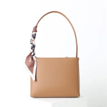 Кожена дамска чанта 2022, есен и зима, нов модерен нишевый дизайн, универсален ръчно малка квадратна чанта на рамото, чанта за подмишниците