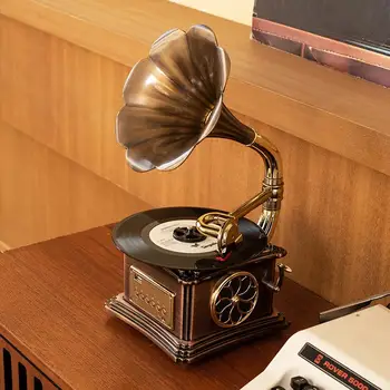 Ретро ретро инструмент е стар фонограф, играч на грамофонни плочи, плеър плочи, нов метален Bluetooth