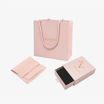 Търговия на едро с 500 бр. / лот 2022 Индивидуална луксозна бижутерия опаковка Розово екологичен плик с кутия и мешочком от микрофибър