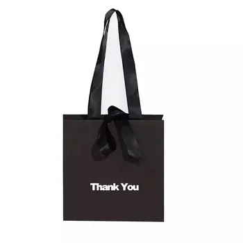 Търговия на едро с 500 бр. /лот, хартиена торбичка с логото на поръчка, черни подаръчни пакети с дръжка за магазин бизнес облекло, благородна опаковка